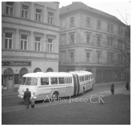 Kloubové autobusy v Praze: V roce 1960 absolvoval v Praze jízdy Škoda 706 RTO-K