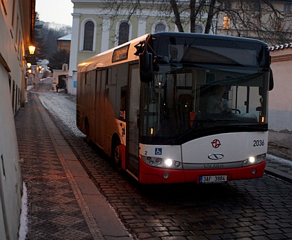 Malokapacitní Solaris na lince 292 na Malé Straně