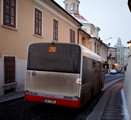 Malokapacitní Solaris na lince 292 na Malé Straně