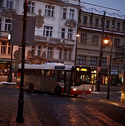 Malokapacitní Solaris na lince 292 na Malé Straně