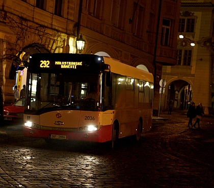 Malokapacitní Solaris na lince 292 na Malé Straně