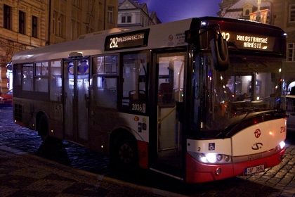 Malokapacitní Solaris na lince 292 na Malé Straně