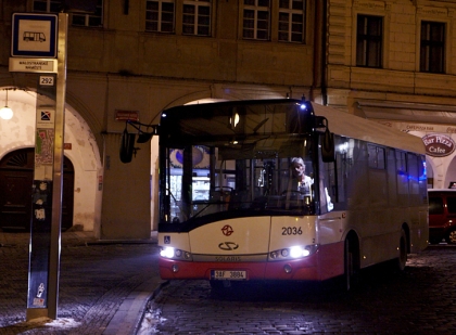 Malokapacitní Solaris na lince 292 na Malé Straně