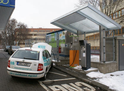 BUSportál jezdí na CNG: Plnicí stanici v centru Prahy nedaleko ÚAN Florenc,