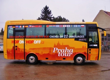Nové busy ISUZU v barevném designu společnosti HOP ON - HOP OFF