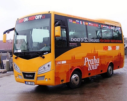 Nové busy ISUZU v barevném designu společnosti HOP ON - HOP OFF