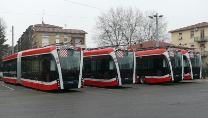 Co je to trolejbus?  po italsku. Trolejbusy VanHool Exqui.City čekají na razítka