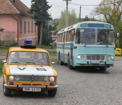 Opravy malého autobusu Avia/Ikarus  zlonického muzea pokračují