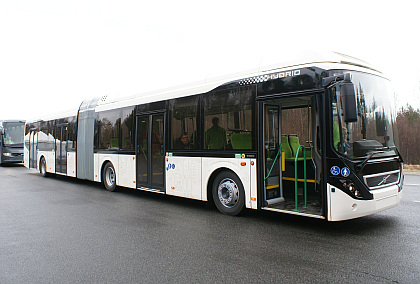 Na návštěvě ve Volvo Buses: Kloubový osmnáctimetrový hybridní autobus Volvo 7900