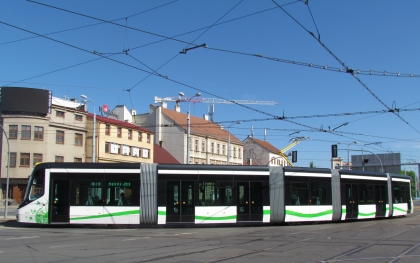 Nová tramvaj 26T pro Miskolc jezdí v Plzni ve zkušebním provozu 