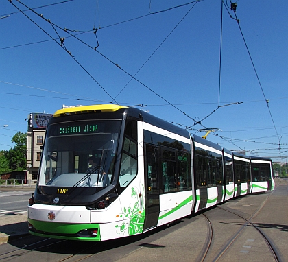 Nová tramvaj 26T pro Miskolc jezdí v Plzni ve zkušebním provozu 