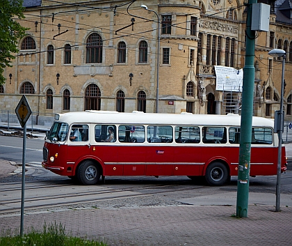 Historické autobusy BusLine svezly stovky účastníků Muzejní noci