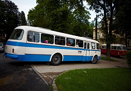 Historické autobusy BusLine svezly stovky účastníků Muzejní noci