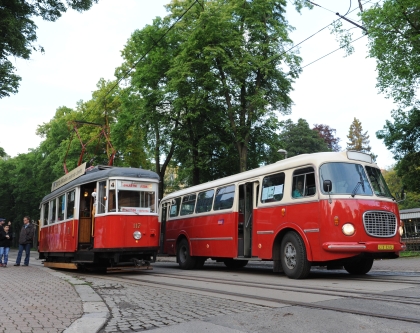 Historické autobusy BusLine svezly stovky účastníků Muzejní noci