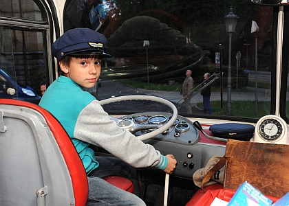 Historické autobusy BusLine svezly stovky účastníků Muzejní noci