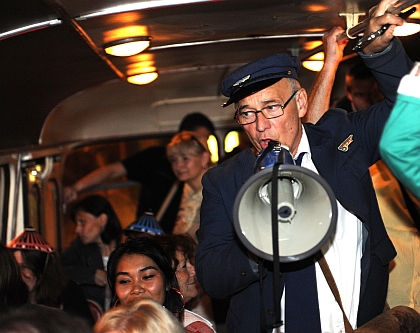 Historické autobusy BusLine svezly stovky účastníků Muzejní noci
