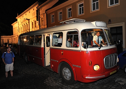 Historické autobusy BusLine svezly stovky účastníků Muzejní noci