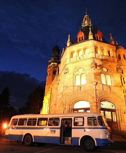 Historické autobusy BusLine svezly stovky účastníků Muzejní noci