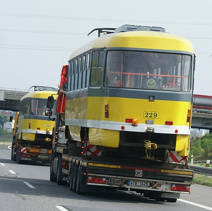 Setkání u Berouna: Dvě tramvaje v plzeňské žluti se přesunovaly