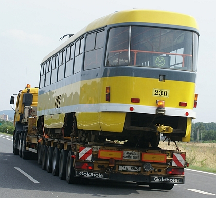 Setkání u Berouna: Dvě tramvaje v plzeňské žluti se přesunovaly