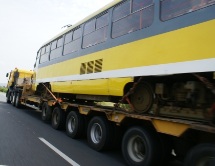 Setkání u Berouna: Dvě tramvaje v plzeňské žluti se přesunovaly
