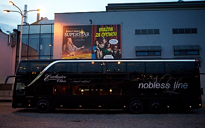 Nový speciál Setra S 431 DT Nobless Line při večerním odjezdu z Florence