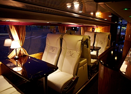 Nový speciál Setra S 431 DT Nobless Line při večerním odjezdu z Florence