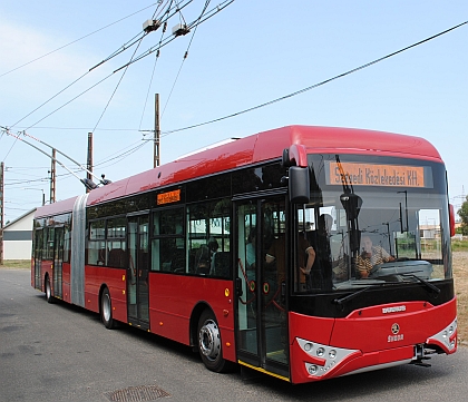 Česko-maďarský trolejbus má za sebou první zkušební kilometry po vozovně