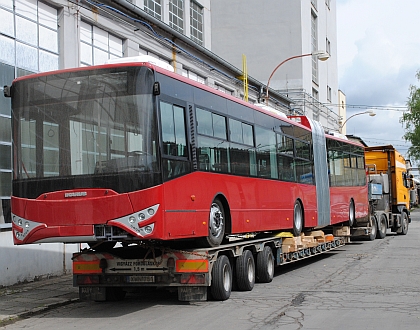 Česko-maďarský trolejbus má za sebou první zkušební kilometry po vozovně