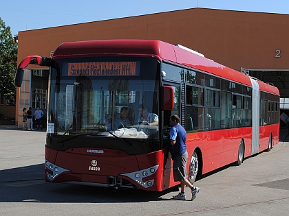 Česko-maďarský trolejbus má za sebou první zkušební kilometry po vozovně