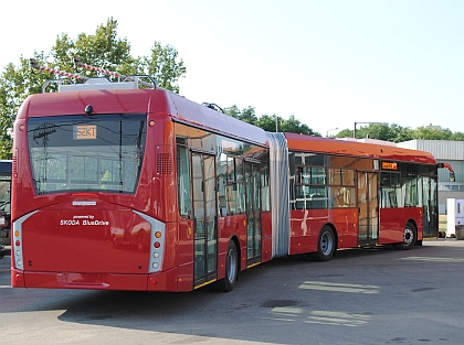 Česko-maďarský trolejbus má za sebou první zkušební kilometry po vozovně