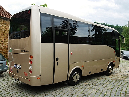 Malokapacitní autobus ISUZU Novo Ultra s faceliftem 2013