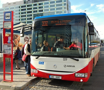 Pět nových autobusů Iveco Crossway 12 LE v barvách PID nasadila Arriva Praha