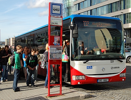 Pět nových autobusů Iveco Crossway 12 LE v barvách PID nasadila Arriva Praha