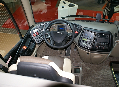 BUSWORLD 2013: IVECO BUS - Magelys Pro ve speciální výbavě detailně.