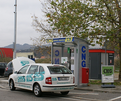 BUSportál jezdí na CNG: Tankování v areálu benzinové stanice v Králově Dvoře