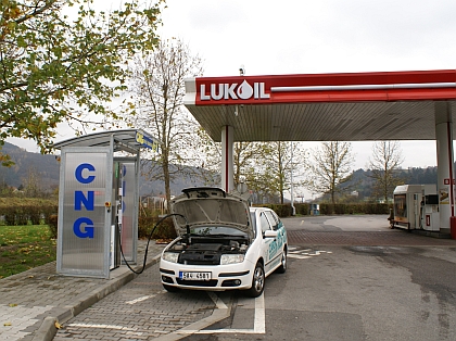 BUSportál jezdí na CNG: Tankování v areálu benzinové stanice v Králově Dvoře