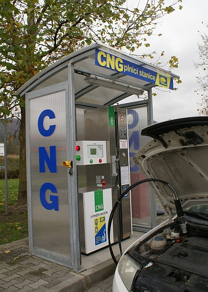 BUSportál jezdí na CNG: Tankování v areálu benzinové stanice v Králově Dvoře