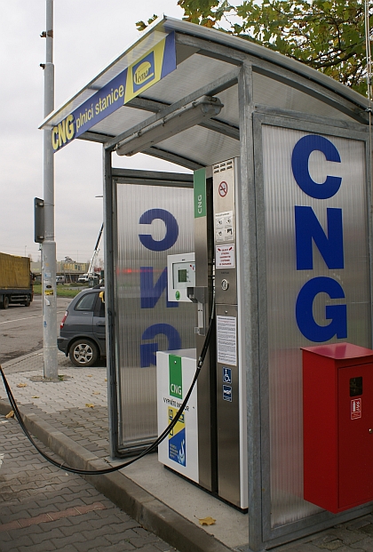 BUSportál jezdí na CNG: Tankování v areálu benzinové stanice v Králově Dvoře