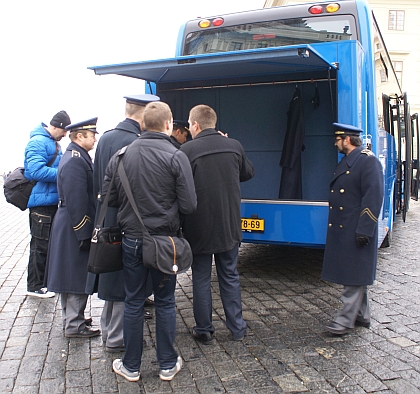 Slavnostní předávání autobusu Crossway pro Hradní stráž 13.12.2013