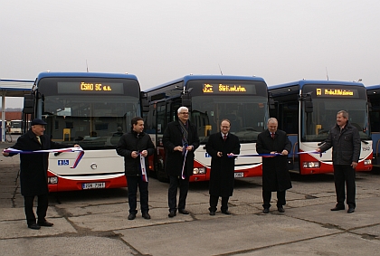 Deset nových Crosswayů LE EEV v barvách PID pořídil dopravce ČSAD Střední Čechy