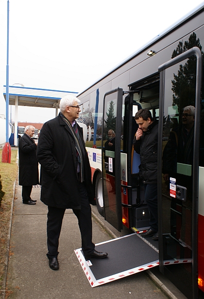 Deset nových Crosswayů LE EEV v barvách PID pořídil dopravce ČSAD Střední Čechy