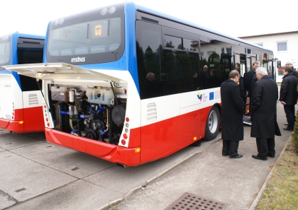 Deset nových Crosswayů LE EEV v barvách PID pořídil dopravce ČSAD Střední Čechy