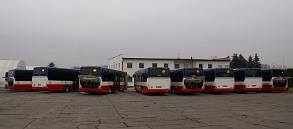 Deset nových Crosswayů LE EEV v barvách PID pořídil dopravce ČSAD Střední Čechy
