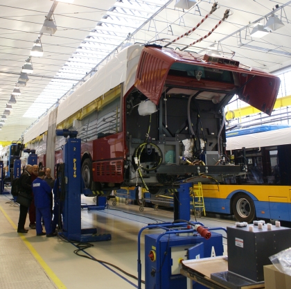 Nová 'Bologna' na lince v hale Škoda Electric. První trolejbus pro Burgas.