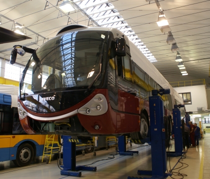 Nová 'Bologna' na lince v hale Škoda Electric. První trolejbus pro Burgas.