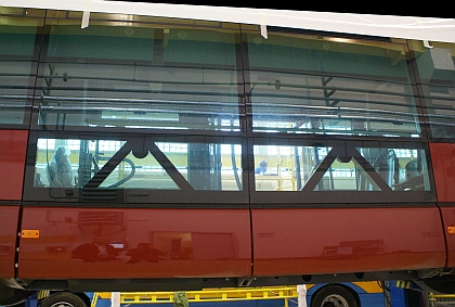 Nová 'Bologna' na lince  v hale Škoda Electric. První trolejbus pro Burgas.