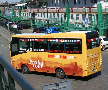 Velikonočně laděná Praha s autobusem snad nejvíce připomínajícím vajíčko