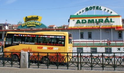 Velikonočně laděná Praha s autobusem snad nejvíce připomínajícím vajíčko