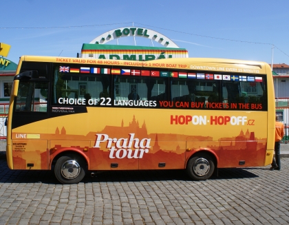 Velikonočně laděná Praha s autobusem snad nejvíce připomínajícím vajíčko